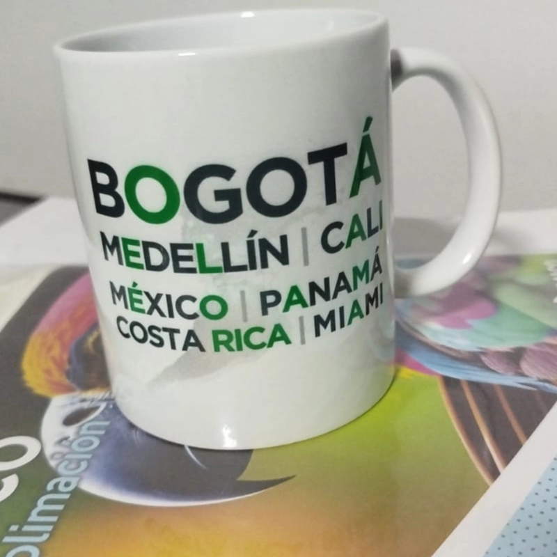 Mug personalizado con logo empresarial impreso en alta resolución en Bogotá.