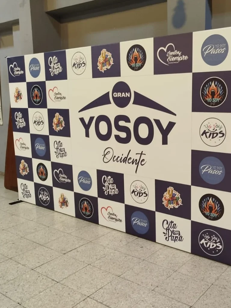 Fabricación e instalación de avisos luminosos y cajas de luz para locales comerciales en Bogotá.