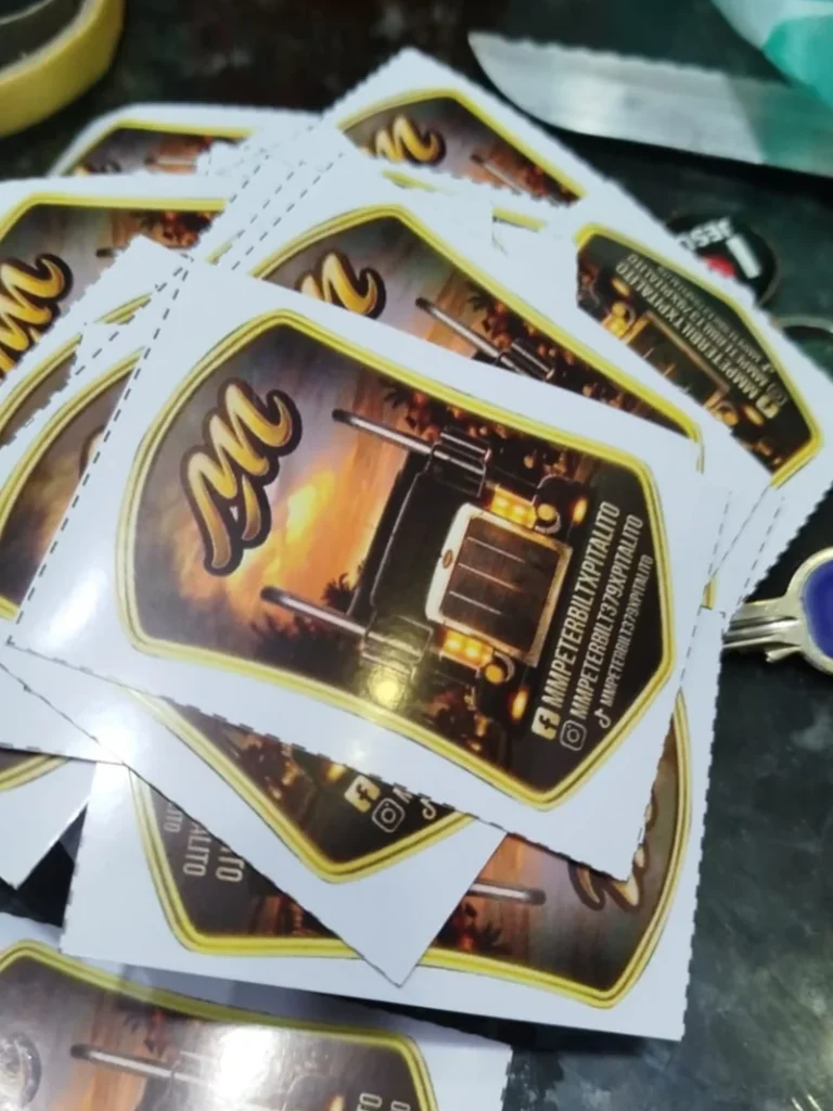 Stickers personalizados y etiquetas troqueladas con plotter de corte en Bogotá.
