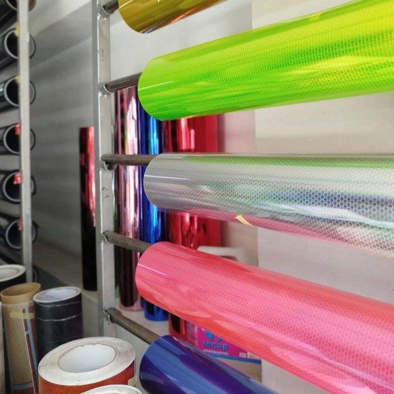 Rollos de vinilo adhesivo de colores para impresión digital y decoración de espacios en Bogotá.